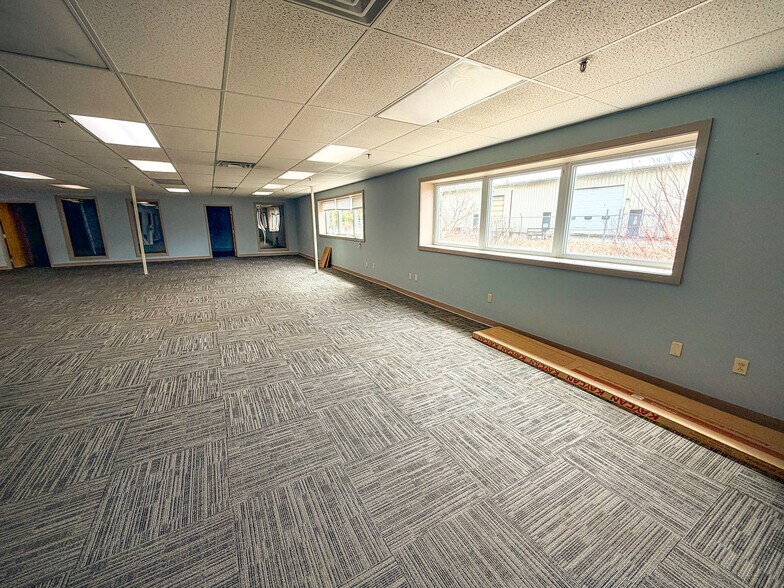 More Photos Of 402 Boyer Cir, Williston Distribution For Lease