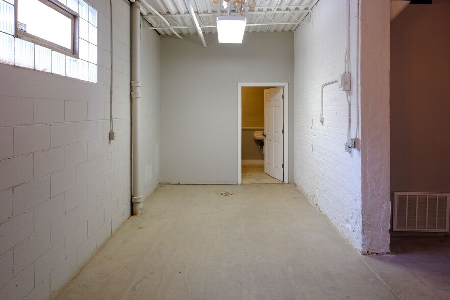 More Photos Of 408 W Main St, Benton Harbor Freestanding For Lease