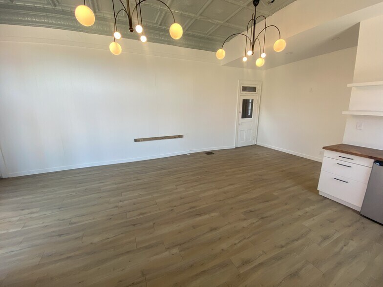 More Photos Of 305 W Pike St, Covington Storefront Retail Residential For Lease