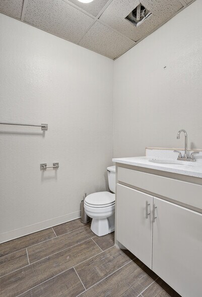 More Photos Of 800 W Rock Creek Rd, Norman Office For Lease