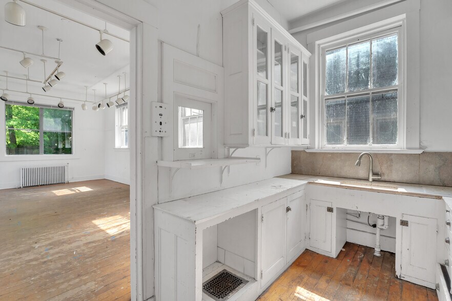 More Photos Of 51 Trumbull St, New Haven Office For Sale
