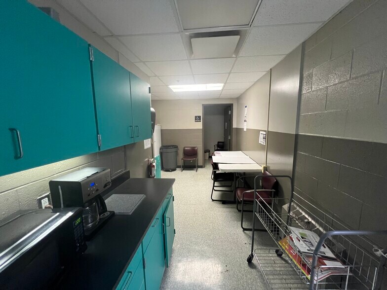 More Photos Of 60 E Warren Ave, Detroit Medical For Lease