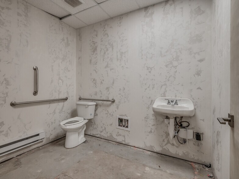 More Photos Of 4403-4411 SW 3rd St, Oklahoma City Showroom For Lease