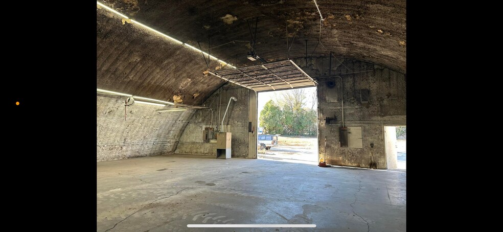 More Photos Of 124 W Hickory, Strafford Warehouse For Lease