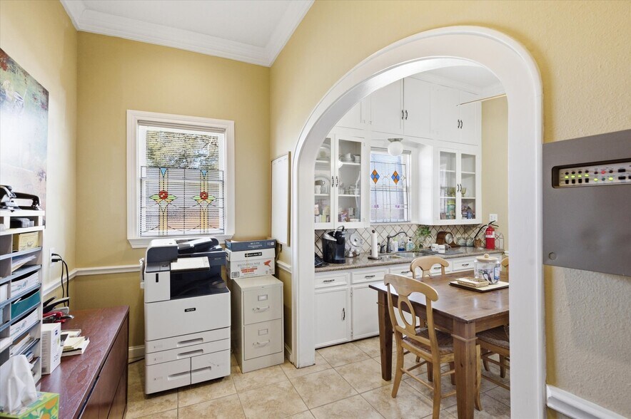 More Photos Of 717 E 1st St, Humble Office Residential For Sale