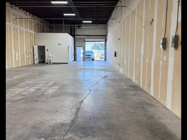 More Photos Of 6433 Pinecastle Blvd, Orlando Warehouse For Lease