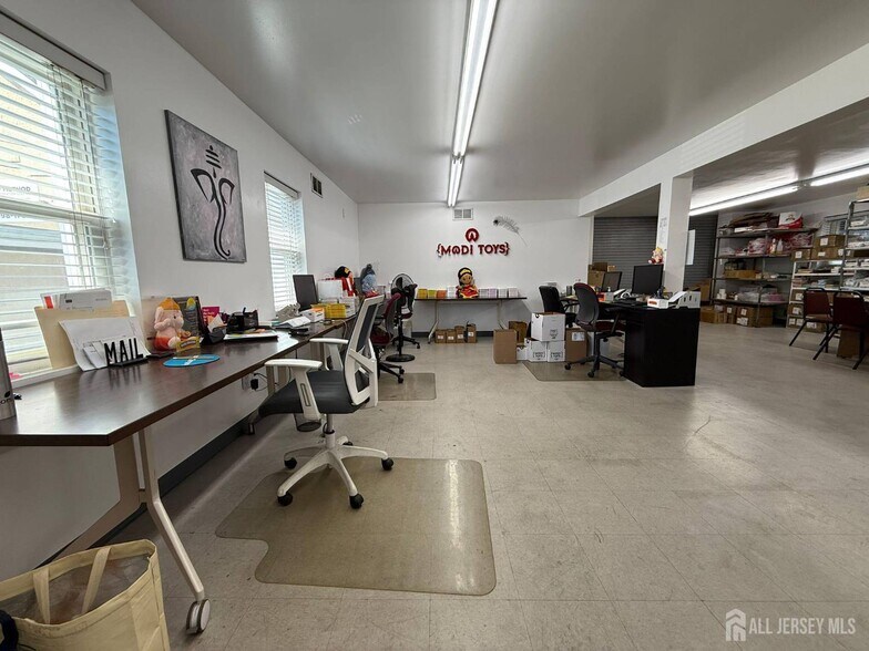 More Photos Of 13 Coral St, Edison Flex For Lease