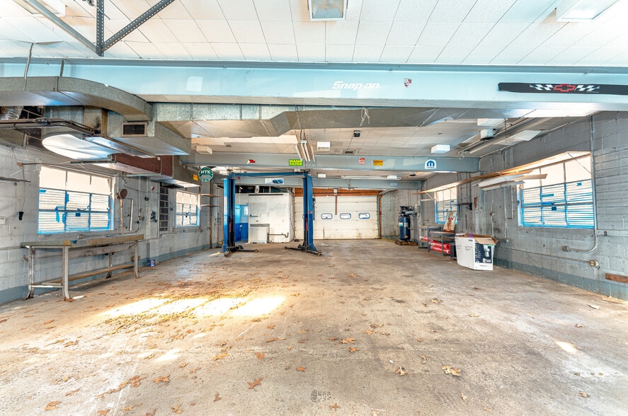 More Photos Of 157 Washington Ave, North Haven Auto Repair For Sale