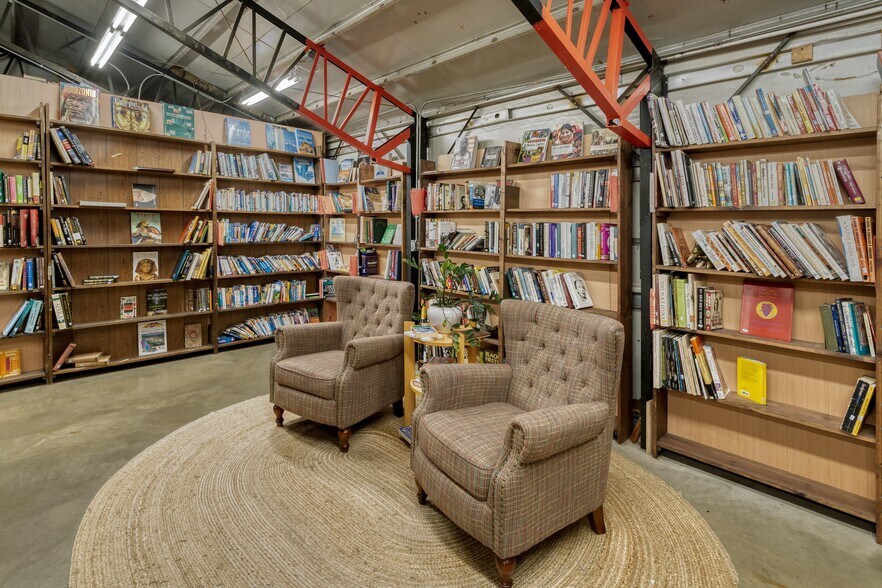 More Photos Of 462 E Henri De Tonti Blvd, Springdale Warehouse For Sale