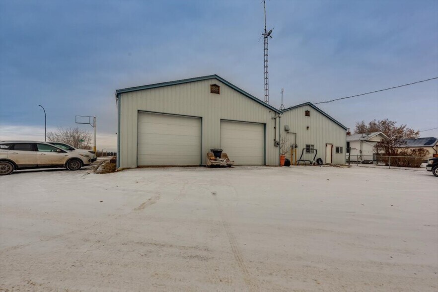 More Photos Of 4831 50 St, Alix Flex For Sale