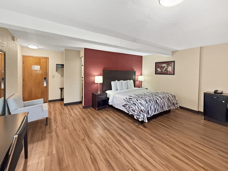 More Photos Of 5020 NE 14th St, Des Moines Hotel For Sale
