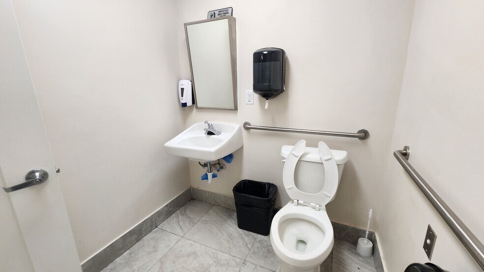 More Photos Of 9601 SW 40th St, Miami Medical For Lease