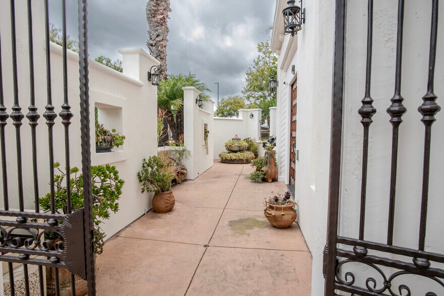 More Photos Of 4650 Overland Ave, San Diego Light Manufacturing For Lease