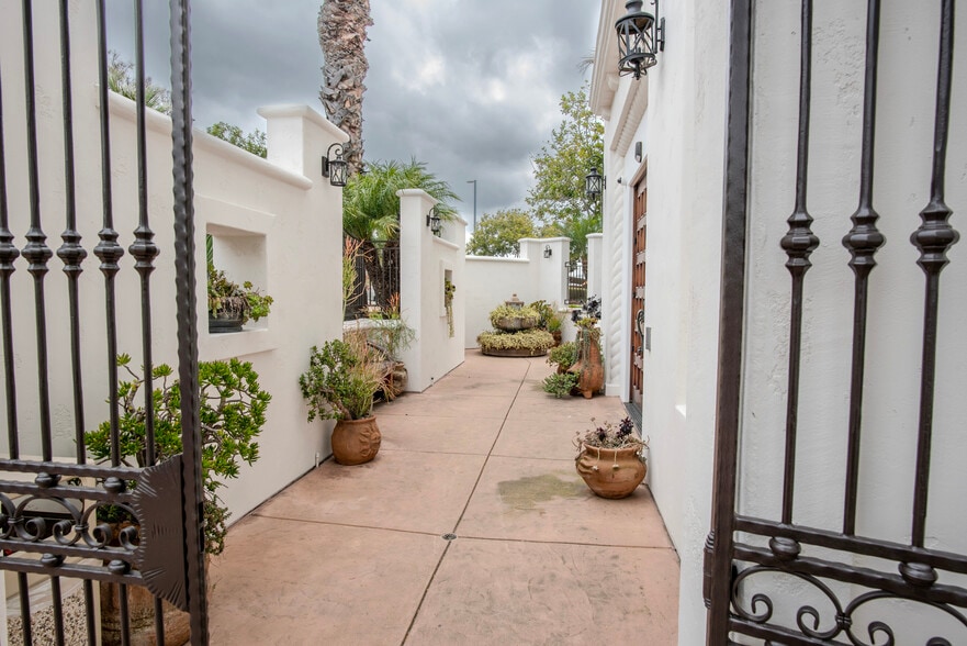 More Photos Of 4650 Overland Ave, San Diego Light Manufacturing For Sale