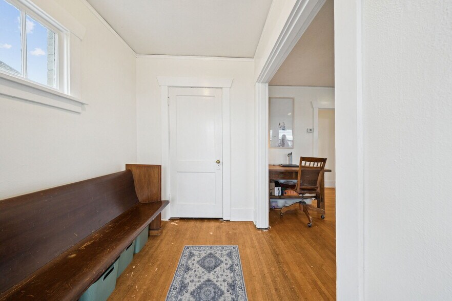 More Photos Of 413 2nd St NE, Puyallup Office For Sale