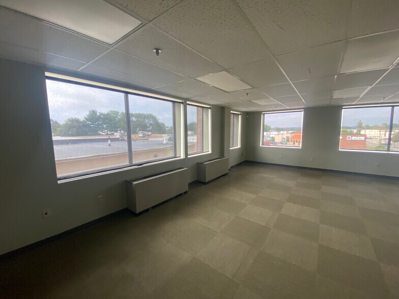 More Photos Of 228 Maple St, Manchester Office For Sale