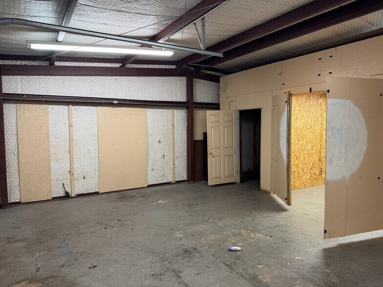 More Photos Of 5133 Troup Hwy, Tyler Warehouse For Lease