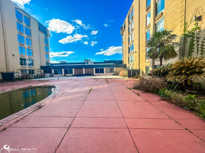 More Photos Of 1801 W Pinhook Rd, Lafayette Hotel For Sale