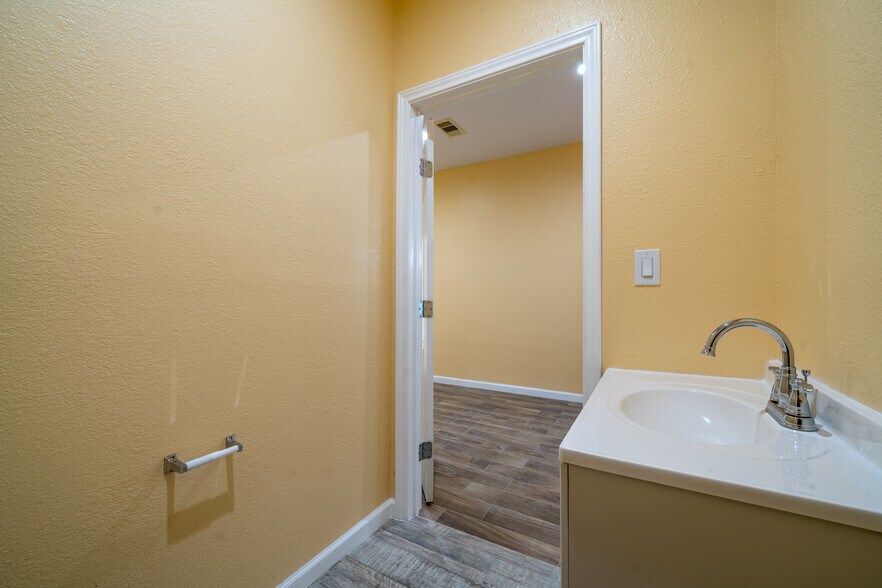 More Photos Of 6424 Queenston Blvd, Houston Light Distribution For Sale