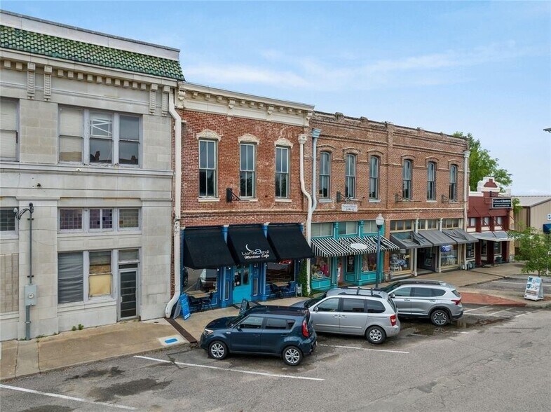 Primary Photo Of 316 N Main St, Bonham Freestanding For Sale
