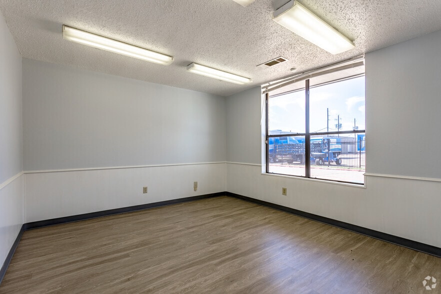 More Photos Of 10930 Switzer Ave, Dallas Unknown For Lease