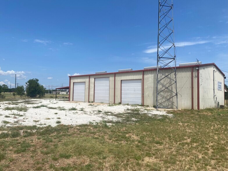 More Photos Of 3292 Speegleville Rd, Woodway Warehouse For Lease