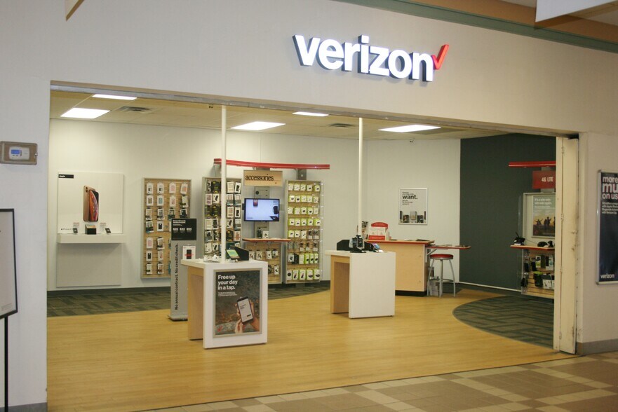 More Photos Of 282 Berlin Mall Rd, Berlin Unknown For Lease