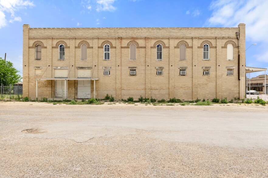 More Photos Of 112 W Davilla St, Granger General Retail For Sale