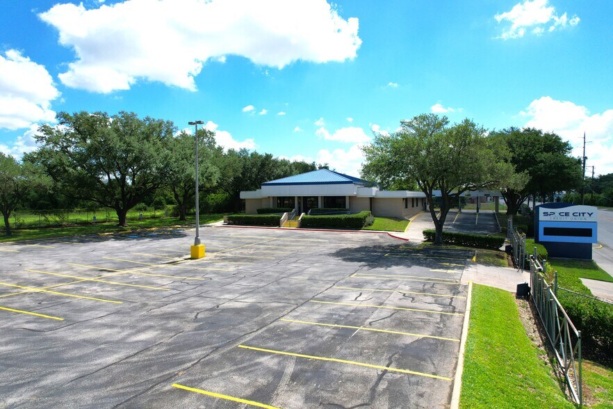 More Photos Of 4101 Clinton Dr, Houston Bank For Lease
