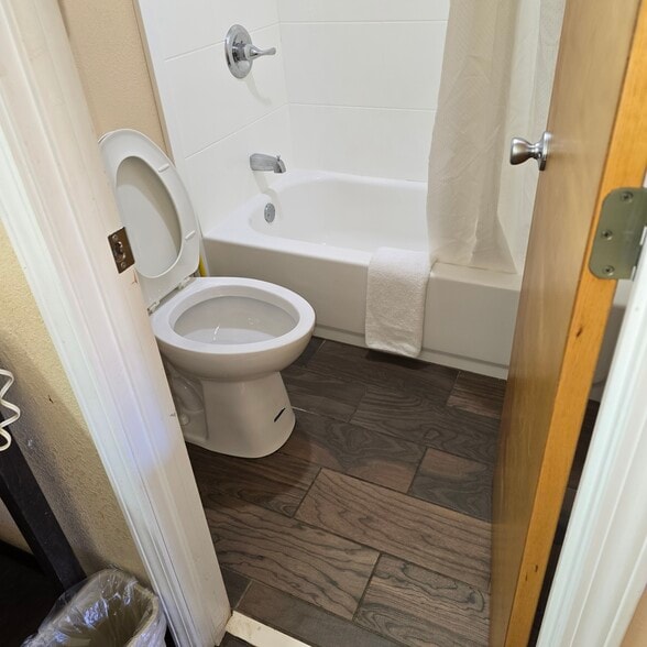 More Photos Of 1507 N Tibbs Rd, Dalton Hotel For Sale
