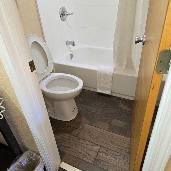 More Photos Of 1507 N Tibbs Rd, Dalton Hotel For Sale