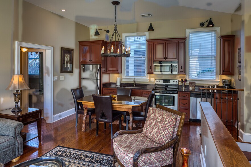 More Photos Of 14 E Taylor St, Savannah Specialty For Sale