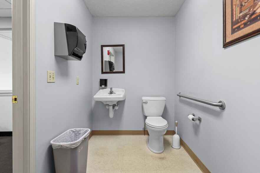 More Photos Of 16172 Imperial Pky, Strongsville Service For Sale