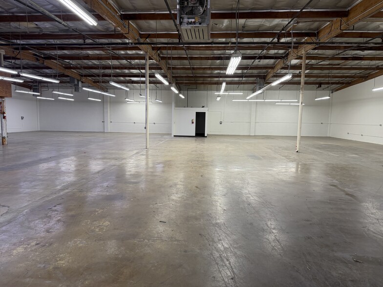 More Photos Of 11070 Fleetwood St, Sun Valley Warehouse For Lease