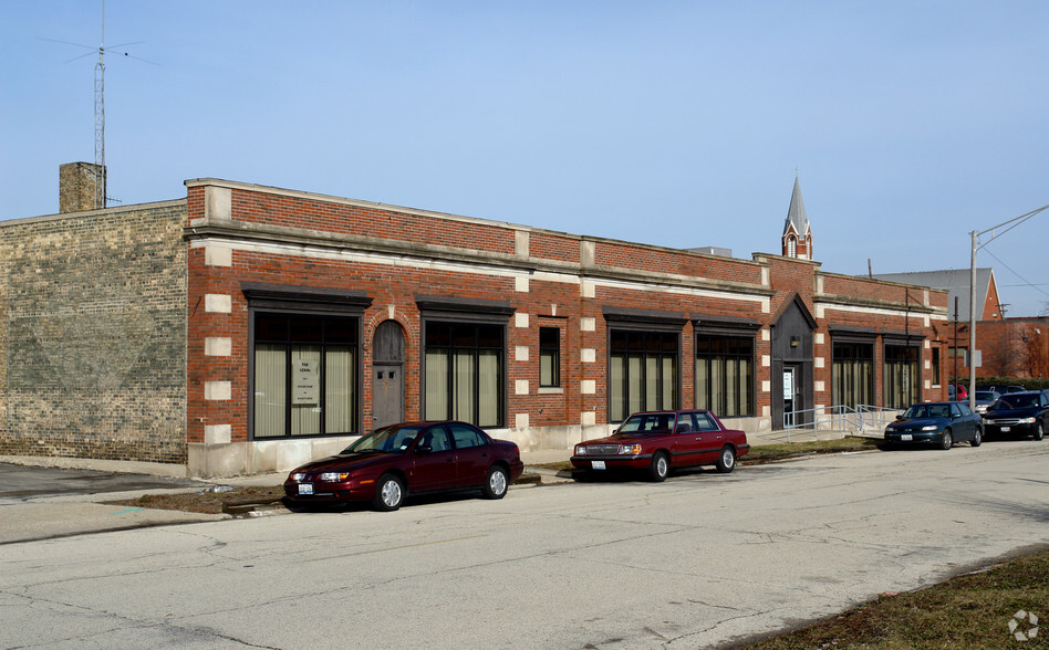 Primary Photo Of 315 Court St, Rockford Storefront Retail Office For Sale