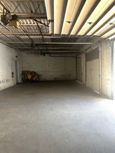 More Photos Of 395 Westbury Blvd, Hempstead Warehouse For Lease