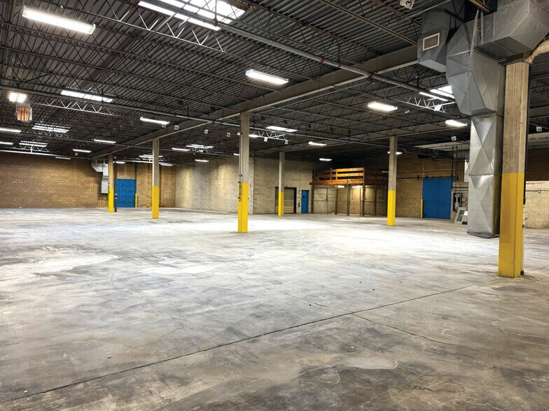 More Photos Of 2646 Metro Blvd, Maryland Heights Distribution For Lease