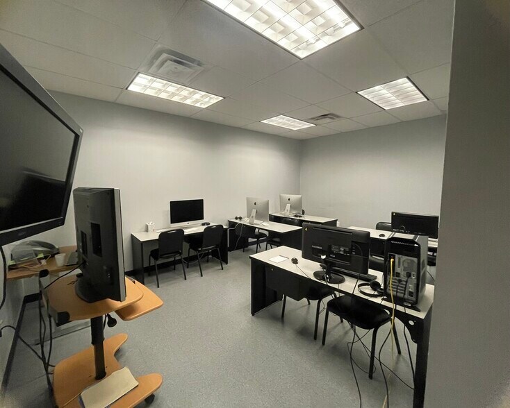 More Photos Of 1300-1318 Western Ave, Pittsburgh Flex For Lease