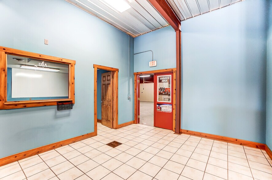 More Photos Of 20660 W Bowling Green Road, Weston Auto Repair For Lease