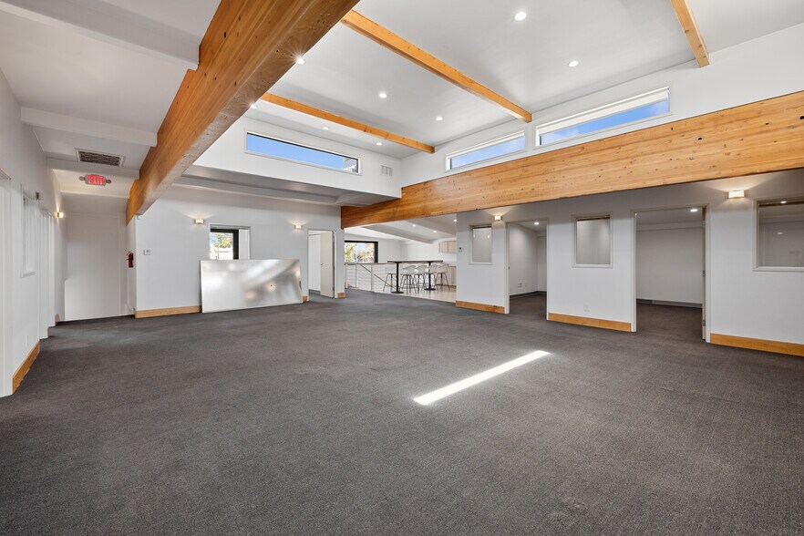 More Photos Of 18536 Oxnard St, Tarzana Warehouse For Sale