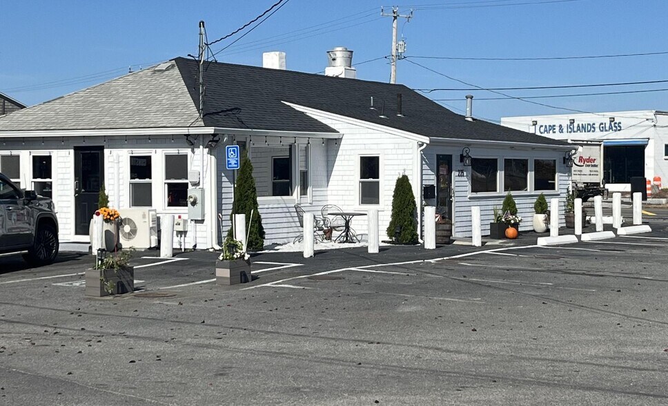 More Photos Of 225 Iyannough Rd, Hyannis Restaurant For Sale