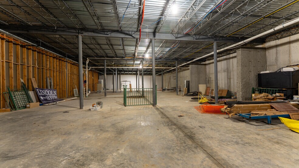 More Photos Of 4466 Horseshoe Bend Pky, Village Of Four Seasons General Retail For Sale