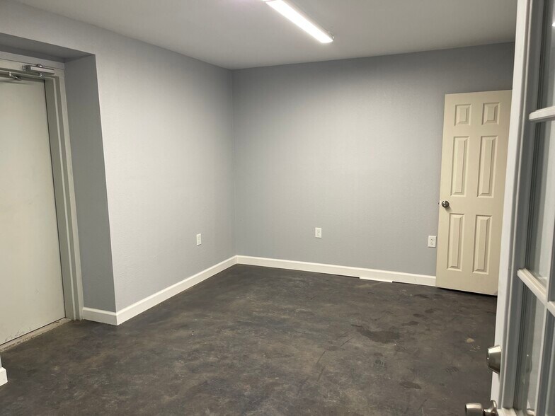 More Photos Of 1222 Frankie St, Houston Warehouse For Lease