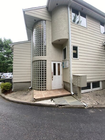 More Photos Of 66 Harned Rd, Commack Medical For Lease