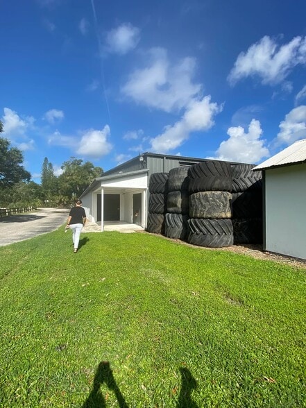 More Photos Of 1816 57th St, Sarasota Warehouse For Sale