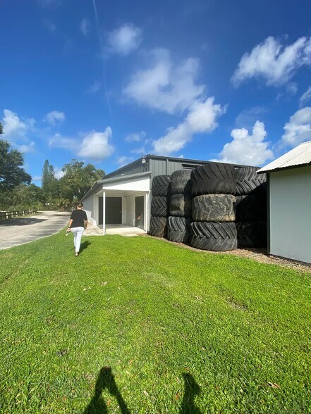 More Photos Of 1816 57th St, Sarasota Warehouse For Sale