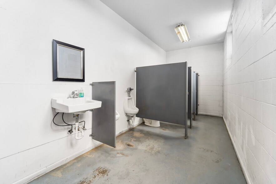 More Photos Of 209 W Main St, Linn Warehouse For Sale