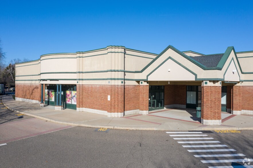 More Photos Of 901-1001 S Main St, Cheshire Unknown For Lease