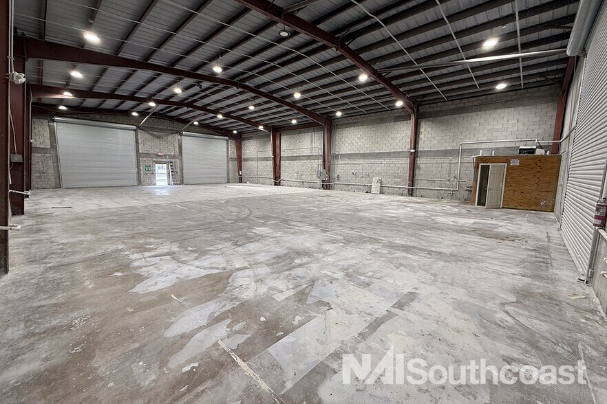 More Photos Of 657 NE Dixie Hwy, Jensen Beach Industrial For Lease