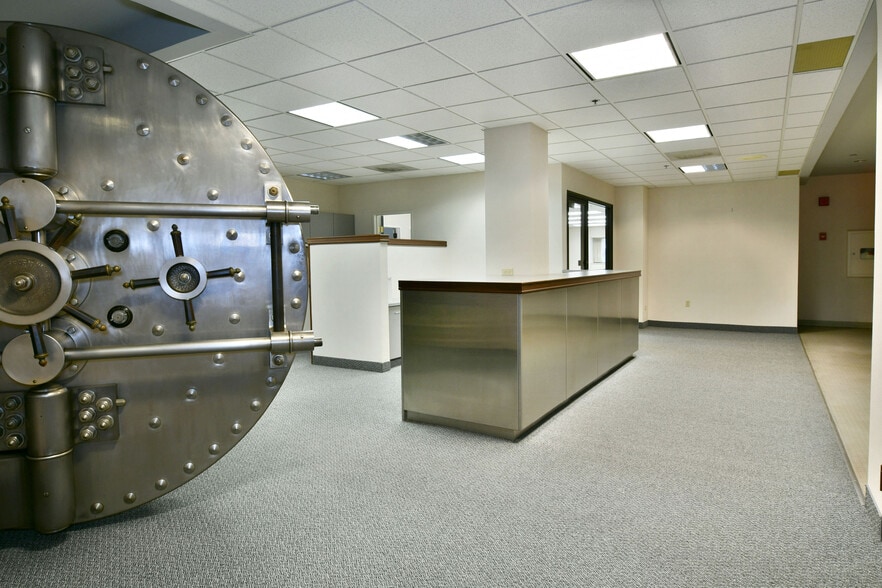 More Photos Of 108 Main Ave SW, Warren Office Residential For Lease